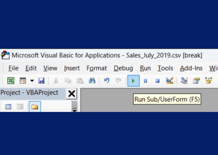 Mở "Macro" chọn "CreateWordDocument" nhấn vào "Run"