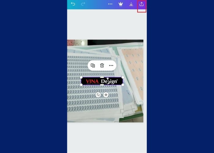 Nhấn vào nút "Download" ở góc trên bên phải màn
