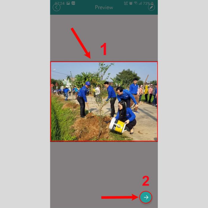 Chọn ảnh muốn chèn logo > chọn biểu tượng mũi tên