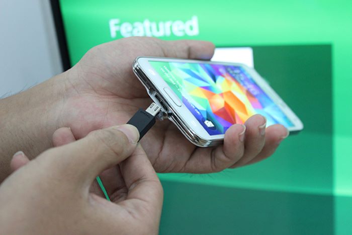 Cắm đầu nhỏ của cáp MHL vào điện thoại