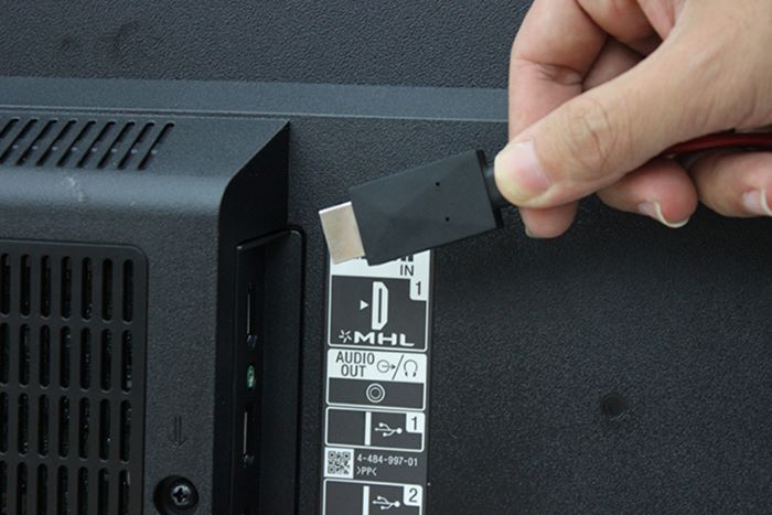 Cắm đầu HDMI của dây cáp MHL vào cổng HDMI của tivi