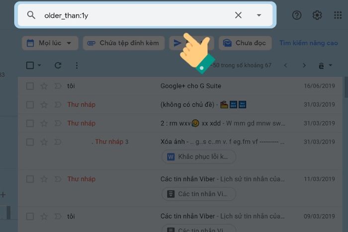 Nhập “older_than:1y” để lọc các thư trong 1 năm