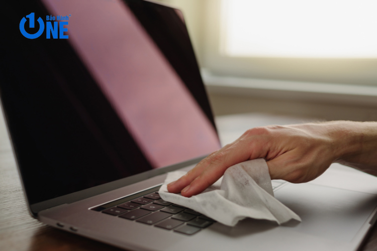 Vệ sinh bàn phím laptop định kỳ