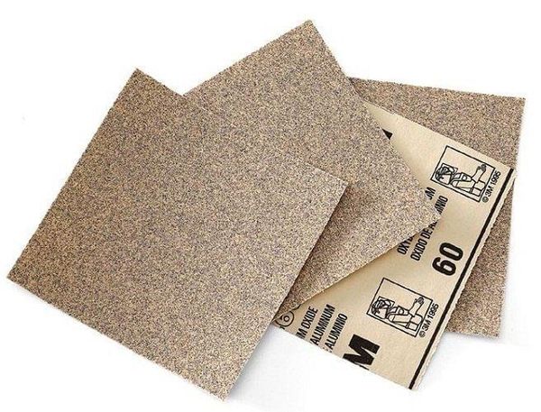 dùng giấy nhám lau mặt kính bị nứt