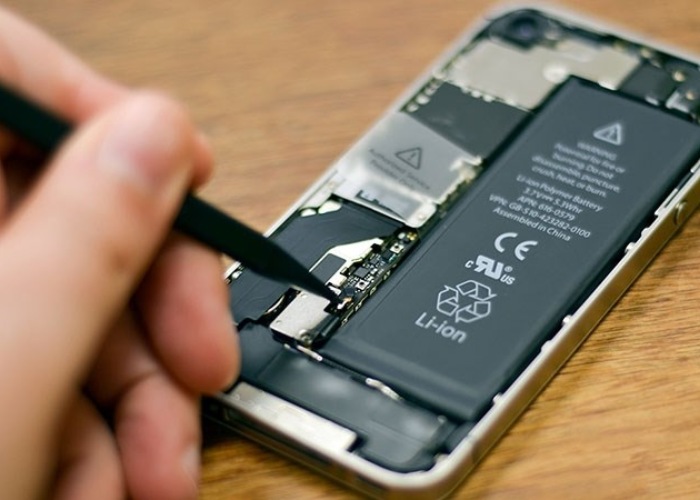 Tháo pin điện thoại iPhone của bạn