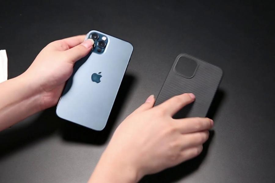 Tháo ốp lưng để hạ nhiệt iPhone