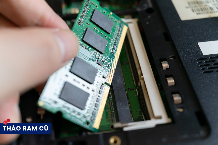 Tiếp đến, bạn cần tháo RAM cũ ra khỏi máy