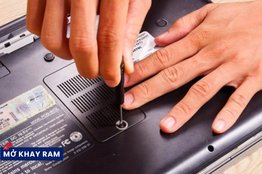 Cách mở khay RAM