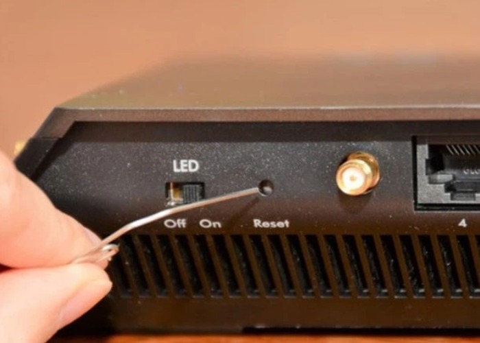 Nhấn giữ nút Reset trong khoảng 10 giây