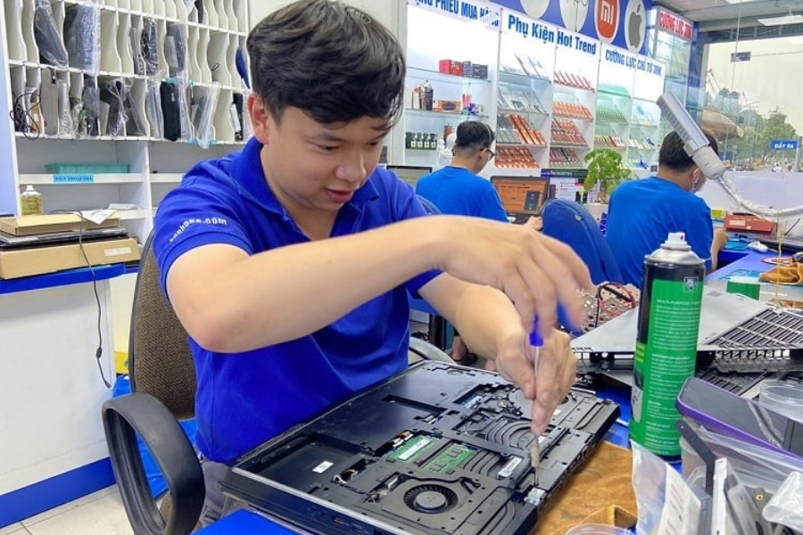 Kiểm tra linh kiện bên trong laptop