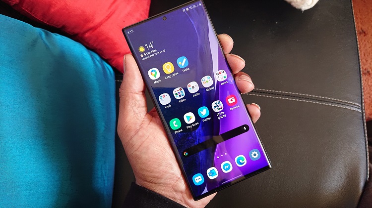 Kích thước màn hình Samsung lớn gây khó khăn cho việc cầm nắm