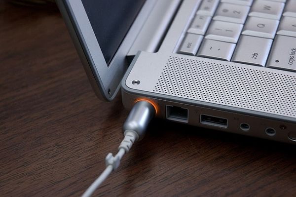 Cắm điện trực tiếp cho laptop không cần tháo pin