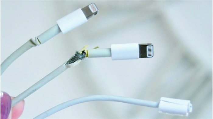 cáp sạc iphone 14 bị đứt gãy