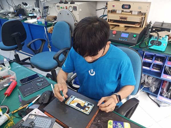 Thợ sửa điện thoại tại Bảo Hành One