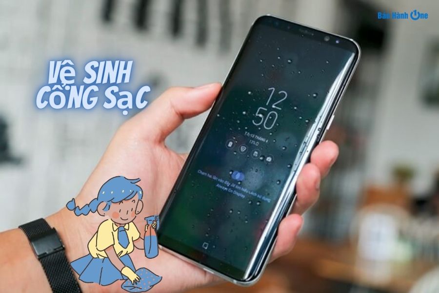 Bụi bẩn bám ở cổng sạc cần được vệ sinh