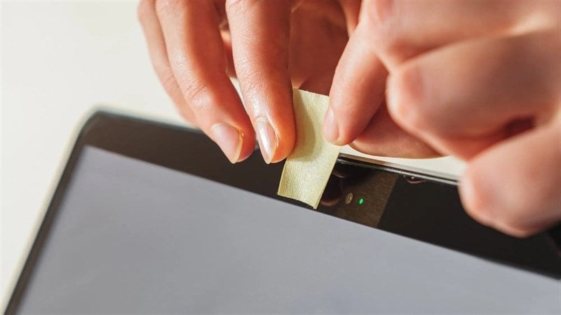 Che camera bằng phụ kiện vật lý