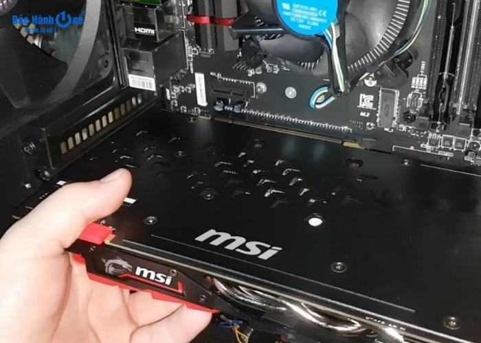 Gắn card đồ họa AMD vào khe PCI Express x16 slot