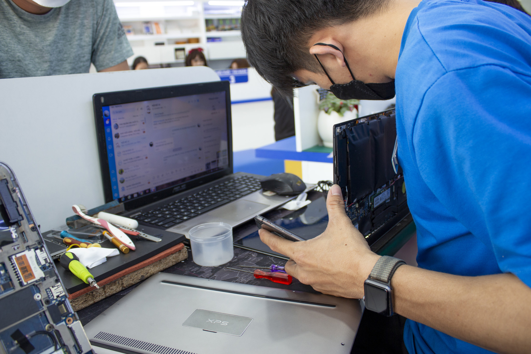 Đem laptop đến trung tâm sửa chữa
