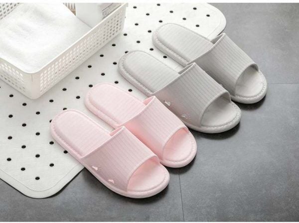 Không đặt chân xuống nền đất hoặc đi dép cao