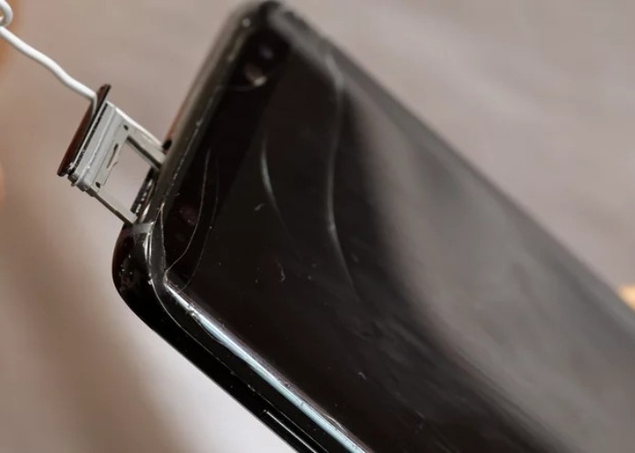 Tháo khe sim trên điện thoại