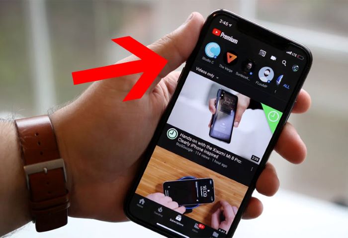 Dùng nút tăng/giảm âm lượng bên hông của điện thoại