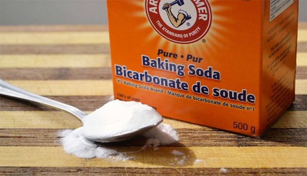 dùng baking soda lau mặt kính bị nứt