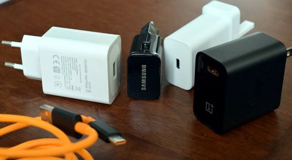 Dùng bộ sạc chính hãng