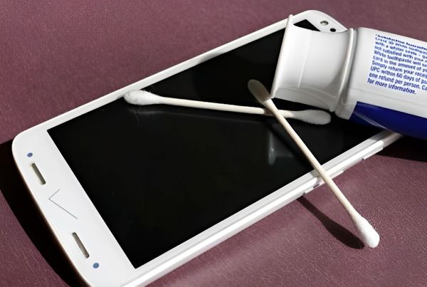 dùng kem đánh răng lau vết kính bị nứt