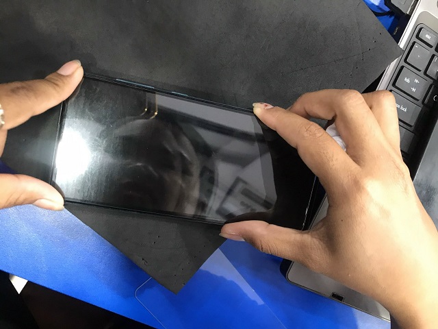 Nghề ép kính điện thoại