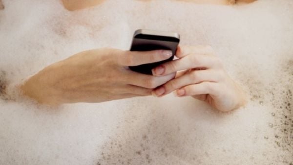 Không dùng điện thoại khi đang trong phòng tắm