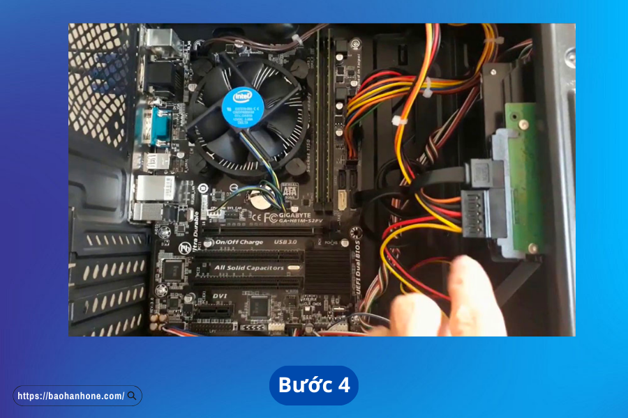 Tiếp theo, bạn cần gắn dây cáp điện vào ổ