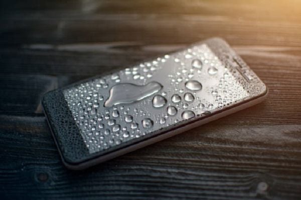 Hơi nước đọng lại trên màn hình điện thoại