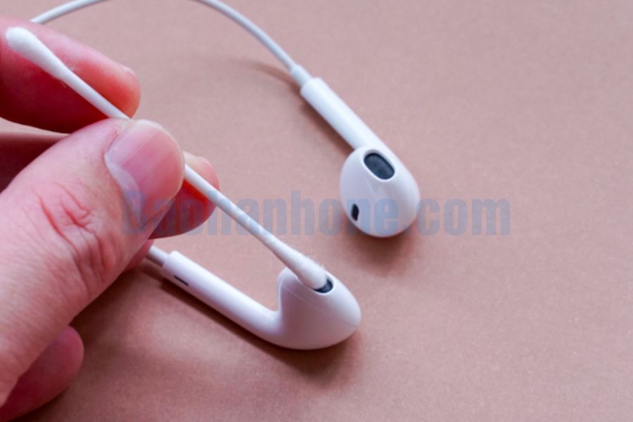 Vệ sinh tai nghe bằng khăn mềm hoặc tăm bông có