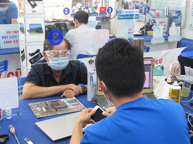 Khách hàng nhậnthông tin bảo hành từ Bảo Hành One