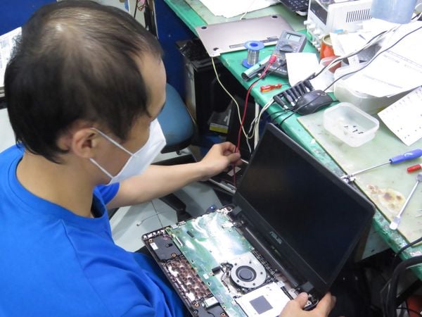 Kỹ thuật viên kiểm tra tình trạng máy báo lỗi