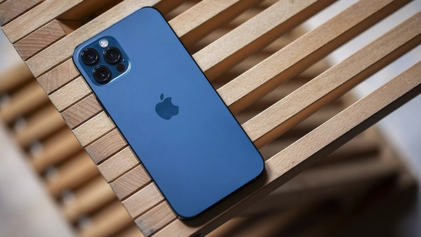 Nên làm gì khi điện thoại bị rơi xuống nước?