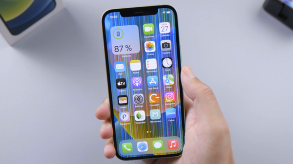 iPhone 13 bị sọc màn hình