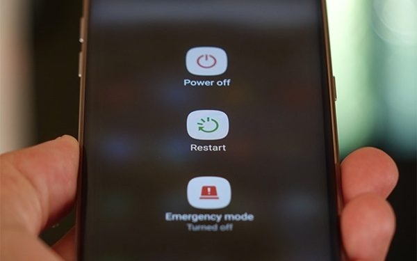 Khởi động lại điện thoại