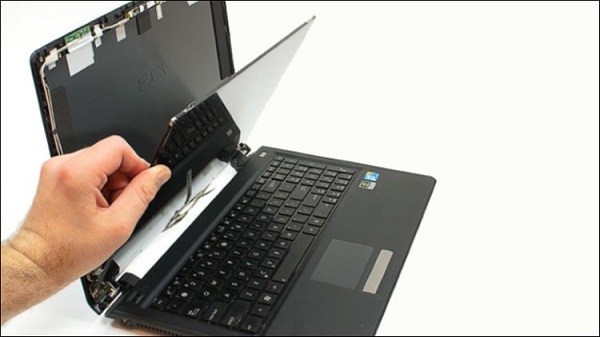 Thao tác tháo màn hình để kiểm tra thiết bị