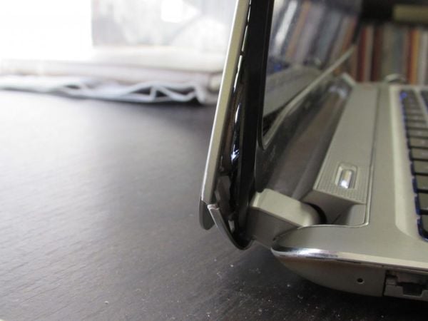 laptop bị gãy bản lề