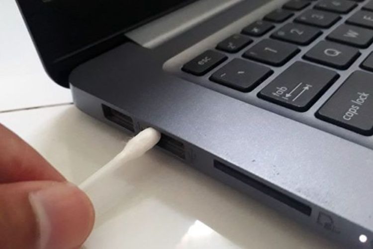 Sử dụng tăm bông vệ sinh cổng sạc