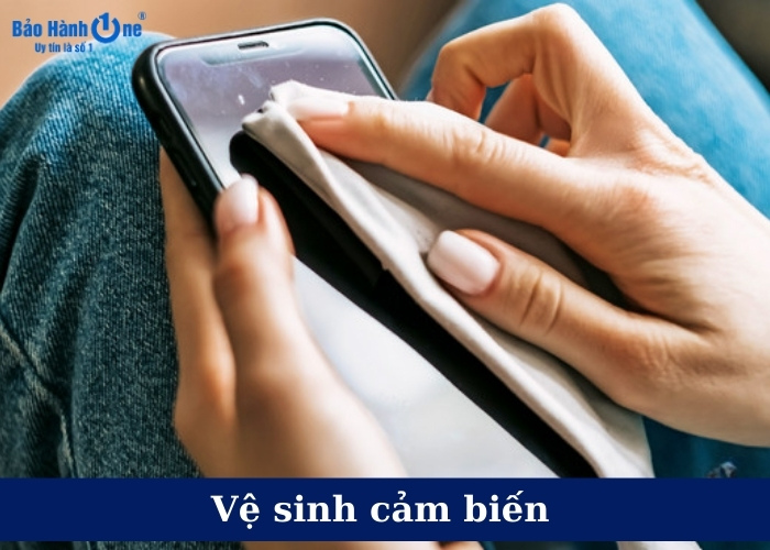 Sử dụng khăn mềm lau qua bề mặt vị trí