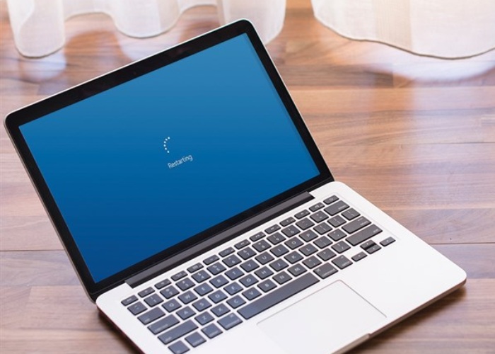 Khởi động lại laptop để tự động cài đặt lại