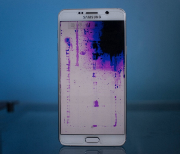 Vì sao màn hình điện thoại bị nhòe màu