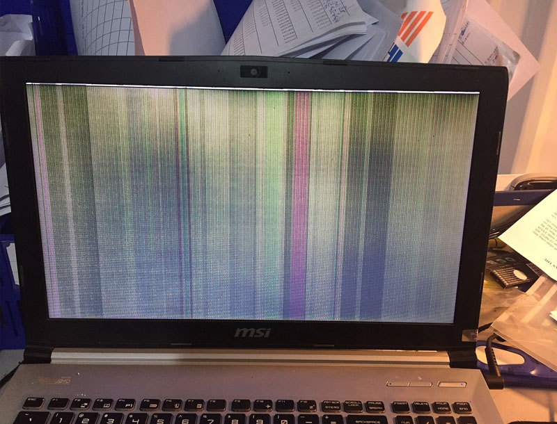 Màn hình laptop HP Envy x360 bị hư hỏng nặng