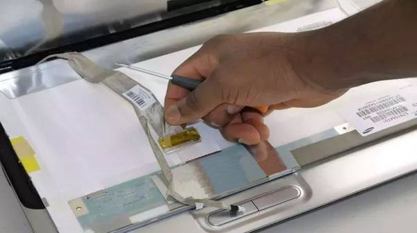 màn hình laptop bị 1 sọc đứng