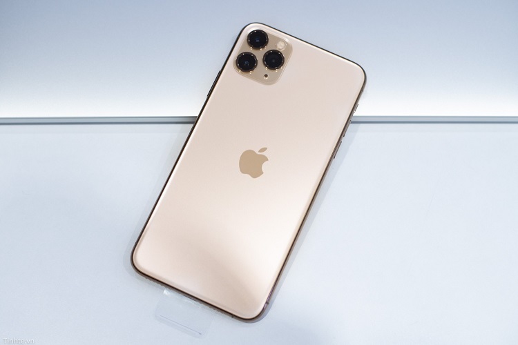 Mặt kính lưng dễ bám vân tay