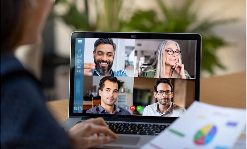 Mở camera laptop khi cần thiết