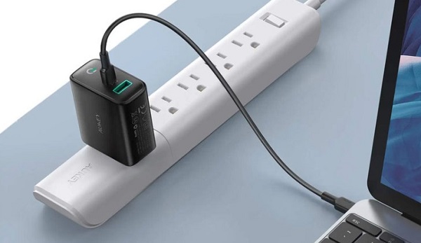 Nên cắm sạc vào nguồn điện trước khi cắm vào