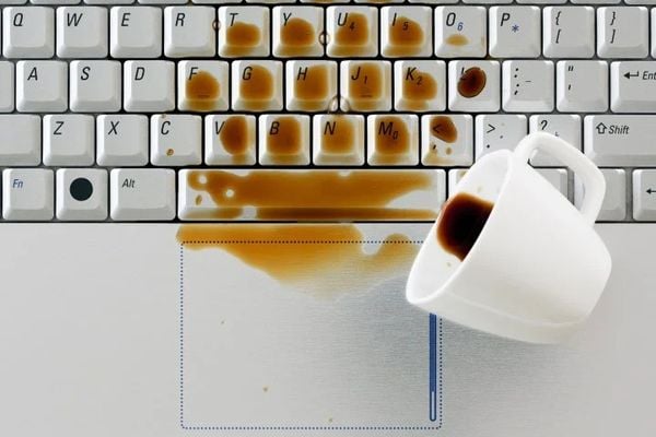 Bị đổ cà phê, nước,... làm bàn phím bị hỏng